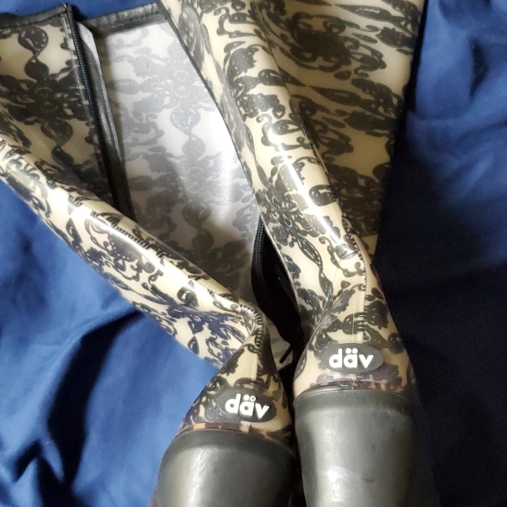 Boots - Picture 4 of 4